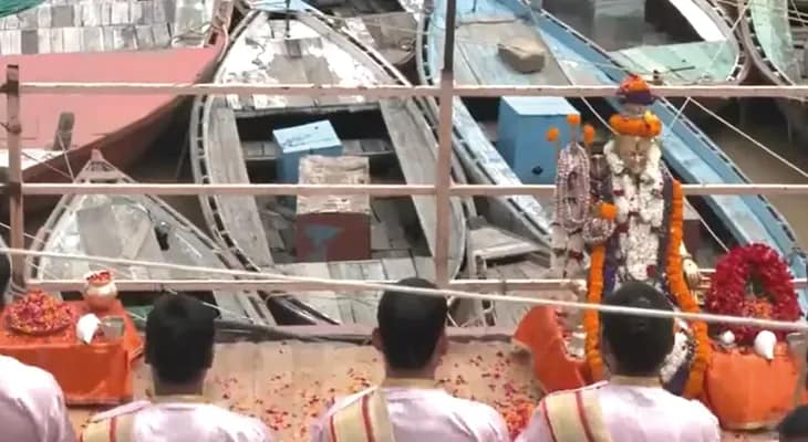 চন্দ্রগ্রহণের আগে উত্তরপ্রদেশের বারাণসীতে চলছে গঙ্গা আরতি
