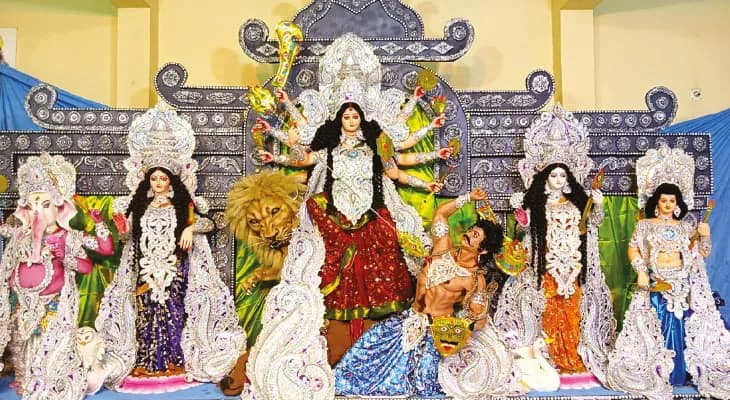 রেলওয়ে স্টেশন সর্বজনীন দুর্গোৎসব কমিটির পুজো সাবেকিয়ানায় স্বতন্ত্র