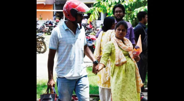 শারীরিক কষ্ট সামলে শিক্ষক নিয়োগের পরীক্ষায় হাজির ৯ মাসের অন্তঃসত্ত্বা