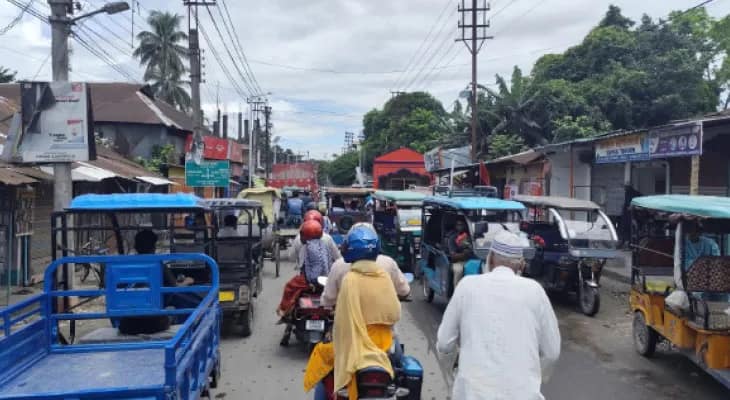 যানবাহন বাড়লেও রাস্তার সম্প্রসারণ হয়নি, দিনহাটায় যানজটে নাভিশ্বাস পুরবাসীর