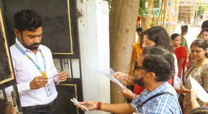 স্বচ্ছ না অস্বচ্ছ? লেখার কলম নিয়েও বিস্তর বিতর্ক অধিকাংশ পরীক্ষাকেন্দ্রে