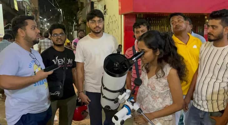 সিউড়িতে বাসস্ট্যান্ড সংলগ্ন এলাকায় বিজ্ঞান মঞ্চের তরফে চন্দ্রগ্রহণ দেখানোর উদ্যোগ, ভিড় জমছে উৎসুক মানুষের
