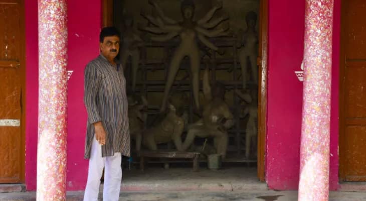 ওপার বাংলা থেকে আনা দেবীর কাঠামোয় পুজো আলিপুরদুয়ারের চৌধুরী পরিবারে