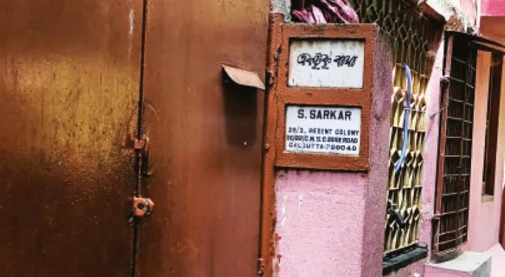 ‘কিছুতেই দেব না’, পুলিসের সামনেই মাটিতে আছাড় মেরে মোবাইল ভাঙলেন দেবাংশুর মা