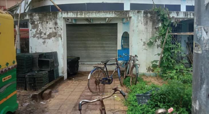 আইনি জটিলতায় থমকে রামনগরে প্রতীক্ষালয় তথা রেস্তরাঁ, সমস্যায় মন্দারমণিগামী পর্যটকরা