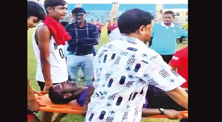 নৈহাটি স্টেডিয়ামে ধুন্ধুমার, মাটিতে ফেলে বেদম পেটানো হল রেফারিকে