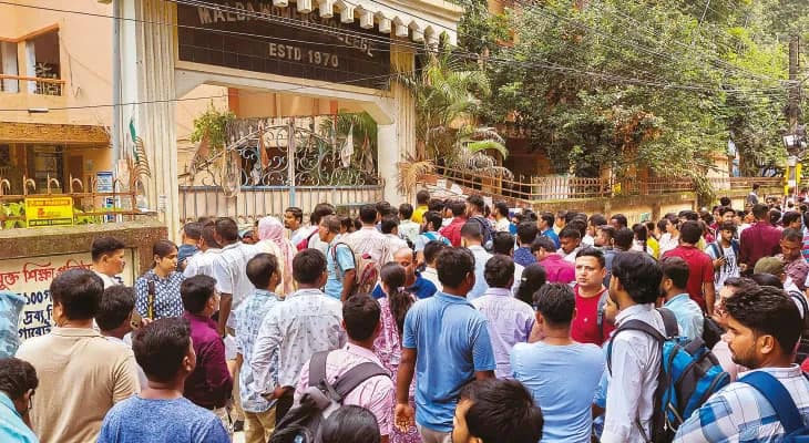 এসএসসি: সুষ্ঠু ব্যবস্থায় খুশি পরীক্ষার্থীরা, মোবাইল ফোন নিয়ে ঢোকায় বাতিল পরীক্ষা