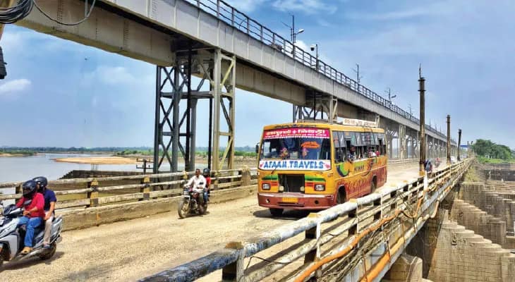 তিলপাড়া ব্যারাজে ধীরগতিতে বাস চলাচলের অনুমতি মিলল, এসএসসি ও উচ্চ মাধ্যমিক পরীক্ষার্থীদের জন্য উদ্যোগ
