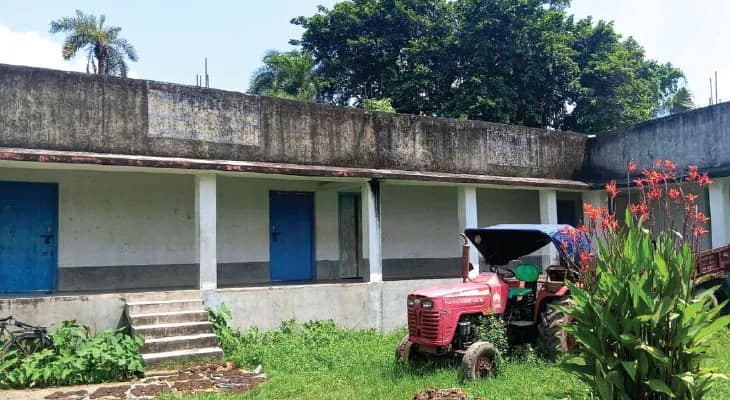 গঙ্গাটিকুরিতে স্কুল আছে, ছাত্র নেই! ক্লাসরুম খোলে না দু’বছর, ব্ল্যাকবোর্ড টাঙানো দেওয়ালে ঘুঁটের ‘আলপনা’