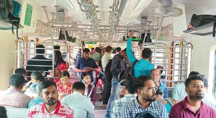 সপ্তাহের প্রথম কাজের দিনের সকালে ঠাসাঠাসি ভিড় শিয়ালদহ-বনগাঁ এসি লোকালে