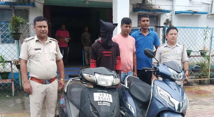নম্বর প্লেট পরিবর্তন করেও হল না শেষরক্ষা, শ্রাবণী মেলায় তিস্তার ঘাটে চুরি যাওয়া স্কুটার উদ্ধার হল ক্রান্তি ব্লক থেকে