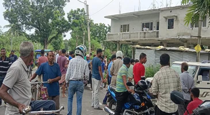 ছেলের বাইক থেকে পড়ে মৃত্যু মায়ের
