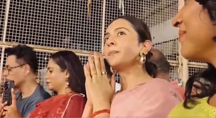 উত্তরপ্রদেশের বারাণসীতে গঙ্গা আরতি করলেন অভিনেত্রী রাকুল প্রীতি সিং