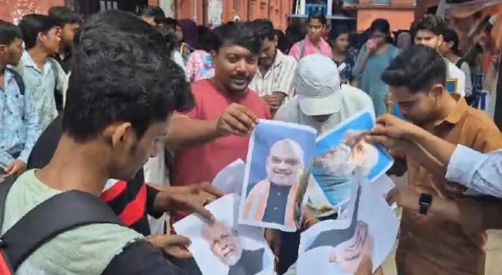রবি ঠাকুরের ছবি পোড়ানোর চেষ্টা! বরখাস্ত ছাত্রনেতা, ভাঙা হল চাঁচল কলেজের ইউনিট