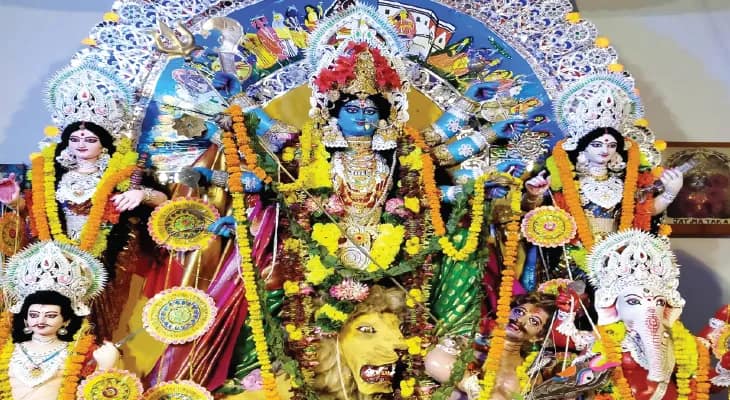 স্বপ্নাদেশ পেয়ে নীলবর্ণা দেবী দুর্গার আরাধনা