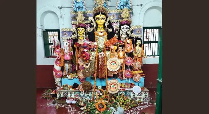 হুগলির বৈঁচিগ্রামে সাবেক সওদাগর পরিবারে শ্রীপতি উদ্ধারক হিসেবেই পূজিতা হন দশভুজা