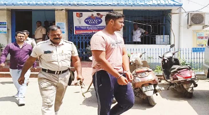 ঈশিতার মায়ের বেরনোর জন্য অপেক্ষায় বাইরে দাঁড়িয়ে সিগারেট টানছিল দেশরাজ