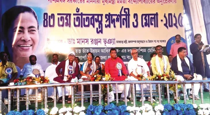 পুজোর আগেই মেদিনীপুর শহরে তাঁতবস্ত্র প্রদর্শনী ও মেলার উদ্বোধন