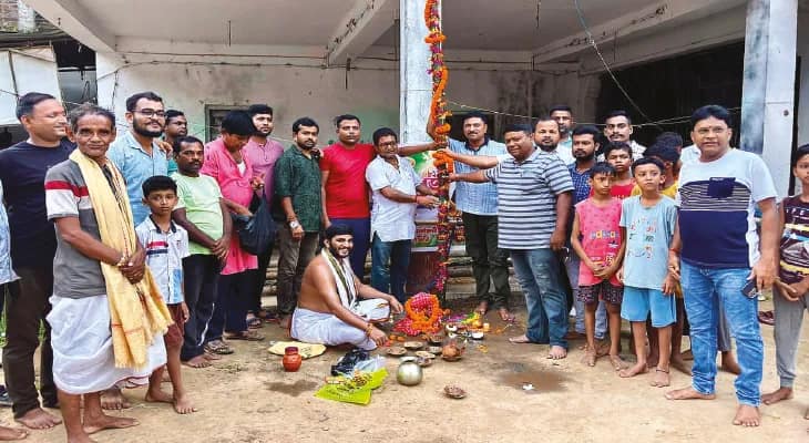 বৃন্দাবনের চন্দ্রোদয় মন্দিরের আদলে মণ্ডপ গোপীবল্লভপুর থানা সর্বজনীনের