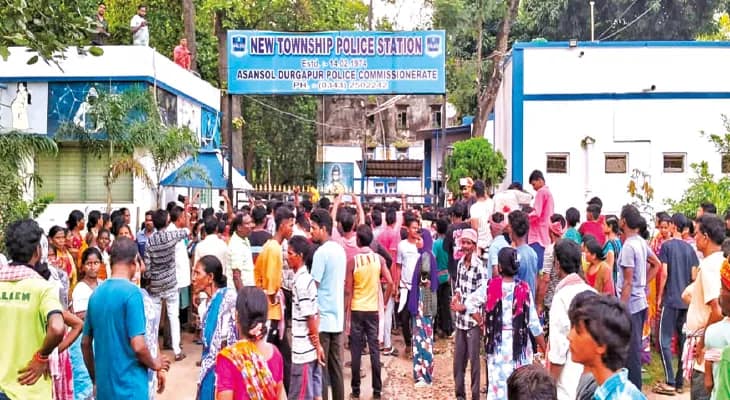 দুর্গাপুরে প্রেমিকের দেহ রেখে থানায় বিক্ষোভ, উত্তেজনা