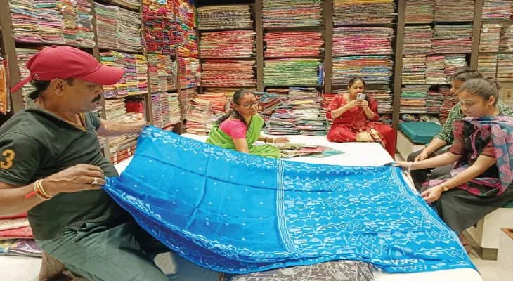 দুর্গাপুজোর বাজারে সেমি পচমপল্লি, ইঞ্চি বর্ডার শাড়িকে জোর টক্কর বিষ্ণুপুরের হ্যান্ডপ্রিন্ট তসরের