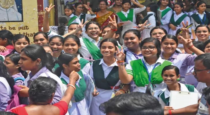 ওএমআরের ‘ভয়’ কাটিয়ে মুখে হাসি উচ্চ মাধ্যমিক পরীক্ষার্থীদের