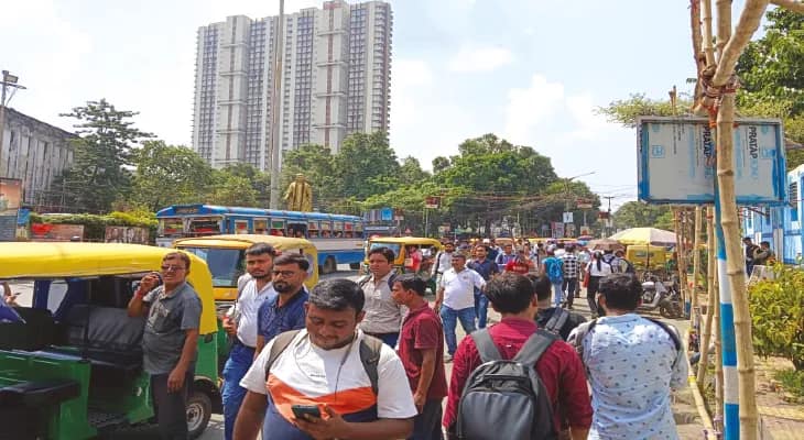 অটোচালকরা বদলা নেওয়ার মুডে, যাত্রীদের ভোগান্তি চরমে