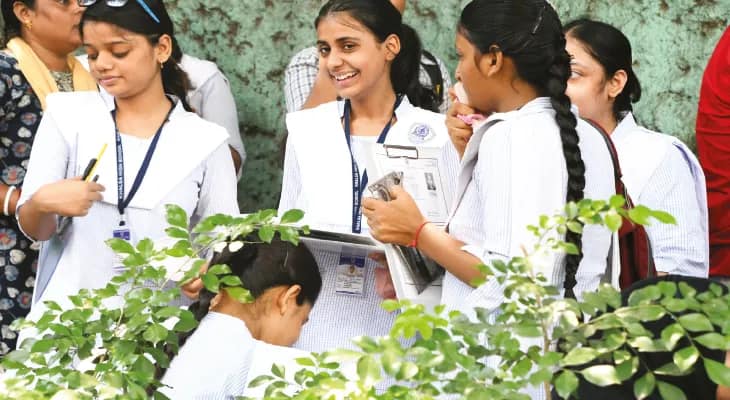 ‘পুজোর শপিং তোলা রইল, পরীক্ষা শেষে করব’, হাসি মুখে উচ্চ মাধ্যমিকের হলে পড়ুয়ারা