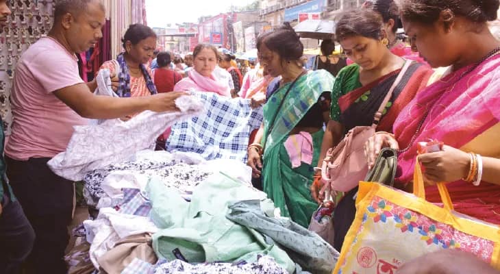 দুর্গাপুজোর মুখেও ব্যবসা জমেনি মঙ্গলাহাটে  অর্ধেক পোশাকই বাক্সবন্দি, হতাশ ব্যবসায়ীরা
