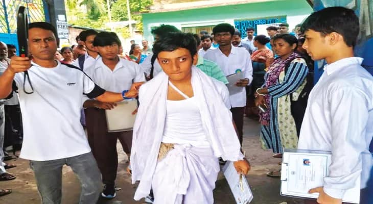 সাদা থান গায়ে পরীক্ষা  কেন্দ্রে পিতৃহারা তন্ময়