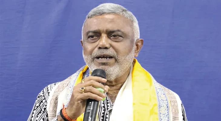 বেআইনি পার্কিংয়ে জেরবার, গাড়ি ছেড়ে বাইকে বাড়ি ফিরলেন দেবাশিস কুমার!