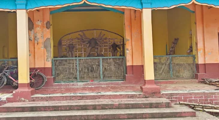 সুচিত্রা-মিঠুন আসতেন ভাগ্যগণনা করাতে, পুজো ঘিরে উন্মাদনা তুঙ্গে, হরিপালের ‘কারকুন’ বাড়িতে ৪০০ বছরের উৎসব