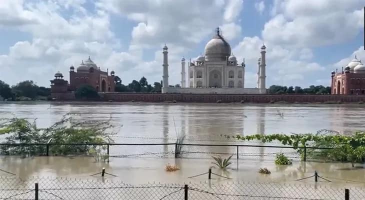 আগ্রায় তাজমহলের কাছে যমুনার জলস্তর বাড়ছে