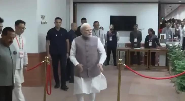 উপ রাষ্ট্রপতি নির্বাচন: সংসদ ভবনে ভোট দিলেন প্রধানমন্ত্রী নরেন্দ্র মোদি