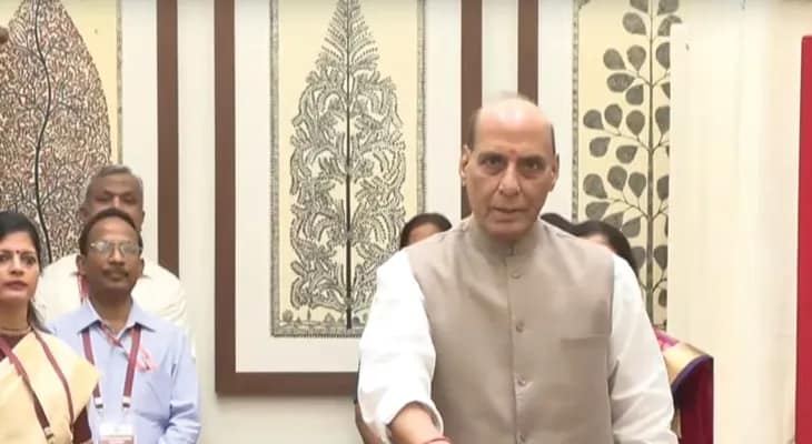 উপ রাষ্ট্রপতি নির্বাচন: সংসদ ভবনে ভোট দিলেন প্রতিরক্ষামন্ত্রী রাজনাথ সিং