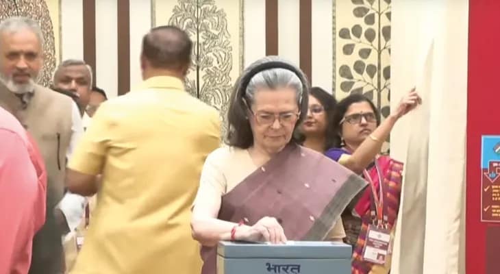 উপ রাষ্ট্রপতি নির্বাচন: সংসদ ভবনে ভোট দিলেন কংগ্রেস নেত্রী তথা সাংসদ সোনিয়া গান্ধী