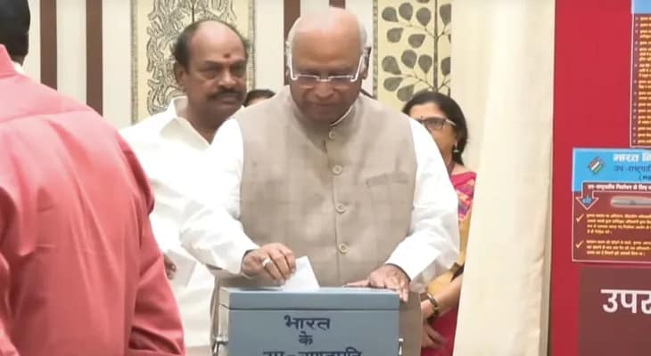 উপ রাষ্ট্রপতি নির্বাচন: সংসদ ভবনে ভোট দিলেন কংগ্রেস সভাপতি তথা সাংসদ মল্লিকার্জুন খাড়্গে