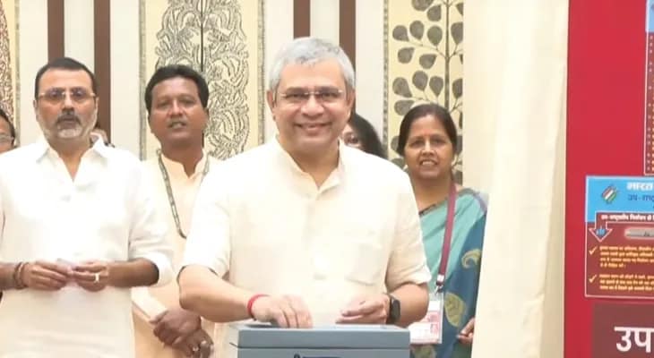 উপ রাষ্ট্রপতি নির্বাচন: সংসদ ভবনে ভোট দিলেন রেলমন্ত্রী অশ্বিনী বৈষ্ণব