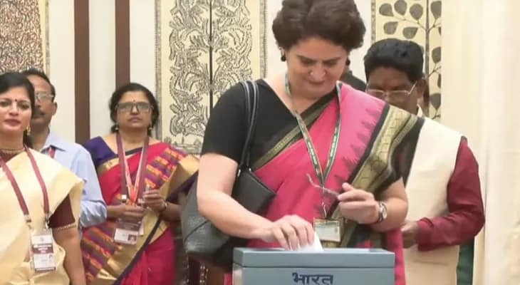 উপ রাষ্ট্রপতি নির্বাচন: সংসদ ভবনে ভোট দিলেন কংগ্রেস সাংসদ প্রিয়াঙ্কা গান্ধী