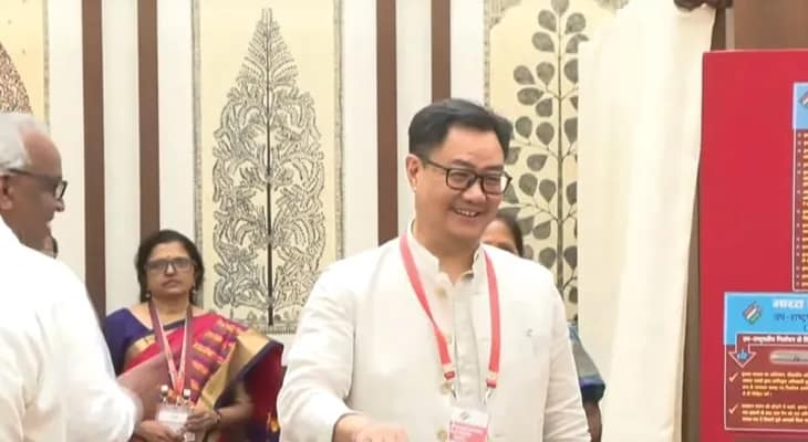 উপ রাষ্ট্রপতি নির্বাচন: সংসদ ভবনে ভোট দিলেন কেন্দ্রীয় মন্ত্রী কিরেণ রিজিজু