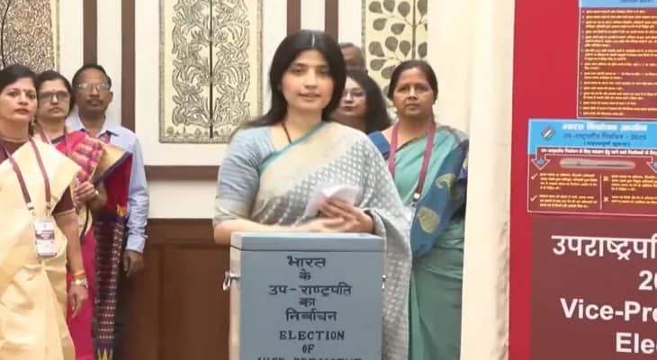 উপ রাষ্ট্রপতি নির্বাচন: সংসদ ভবনে ভোট দিলেন সপা সাংসদ ডিম্পল যাদব