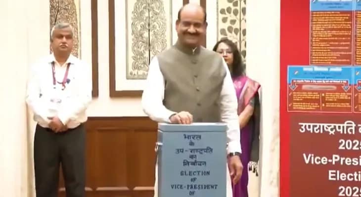 উপ রাষ্ট্রপতি নির্বাচন: সংসদ ভবনে ভোট দিলেন লোকসভার স্পিকার ওম বিড়লা