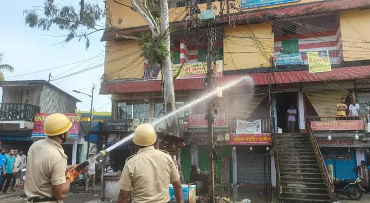 ময়নাগুড়িতে বিদ্যুতের পোলে আগুন, অকুস্থলে দমকল-পুলিশ