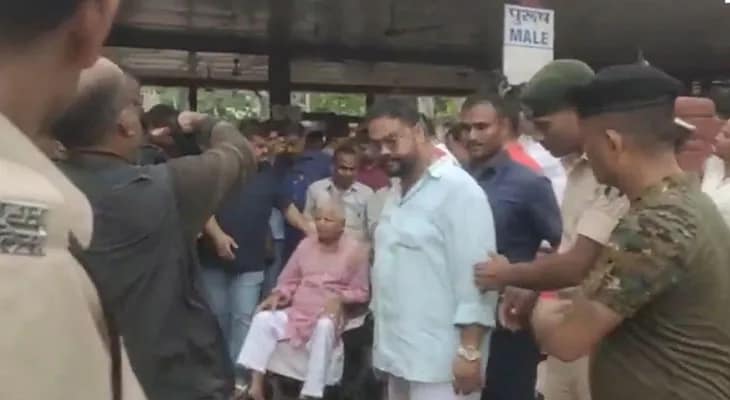 সপরিবারে গয়ায় মহাবোধি মন্দির দর্শনে এলেন আরজেডি নেতা তেজস্বী যাদব