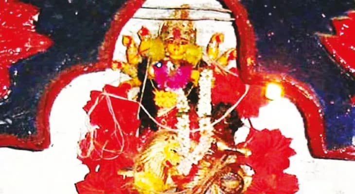 গর্ভগৃহে বৈষ্ণব মতে পুজো পাতালচণ্ডীর, উপরে দুর্গামন্দিরে আরাধনা শাক্ত রীতিতে