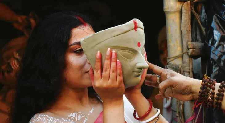 ‘ক্লিক... ক্লিক’ শব্দে পটুয়াপাড়া যেন টলিউড