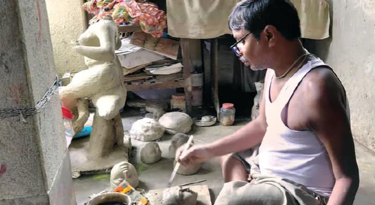 একহাতেই দশভুজা গড়েন পোলবার ধনঞ্জয়