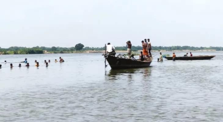 রানিনগরে মরা পদ্মায় নৌকা উল্টে নিখোঁজ ১