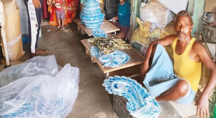 বিনপুরের শিল্পী সুব্রতর তৈরি দুর্গার  শোলার গয়না এবার প্যারিস যাচ্ছে
