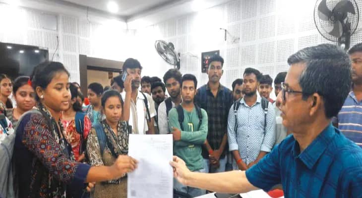 কাটোয়া কলেজের অধ্যাপকদের ভুলে ‘ফেল’ করা পড়ুয়ারা পাশ